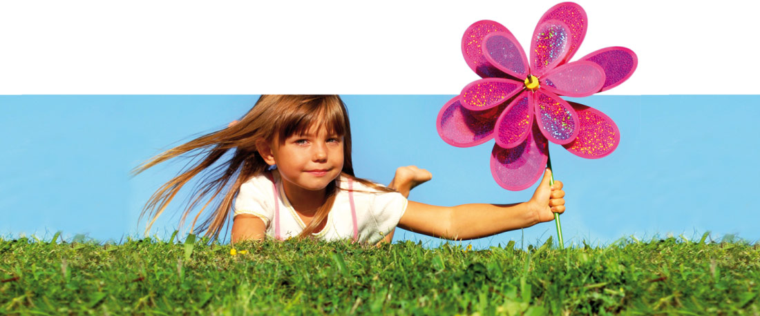 Mädchen hält große Blume auf Wiese